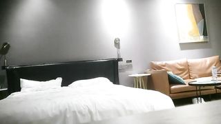 【69堂午夜视频】纹身哥酒店约炮出来兼职的美女空姐_换上情趣黑丝吃鲍鱼啪啪