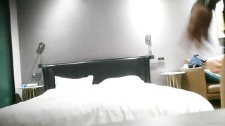 【69堂午夜视频】纹身哥酒店约炮出来兼职的美女空姐_换上情趣黑丝吃鲍鱼啪啪