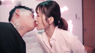 【69堂午夜视频】外遇爱湿吻的OL 湿密舌吻浓烈舔阴