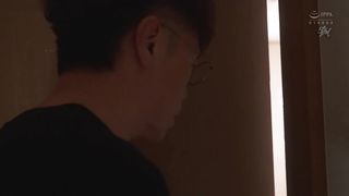 【69堂午夜视频】我的女儿失去了理智，尽管她讨厌它，但她开始向我索取大鸡巴。1