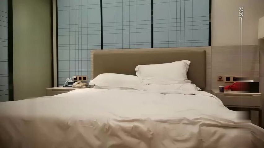 【69堂午夜视频】高颜值纹身外围妹子调情一番骑坐猛操呻吟