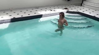 【69堂午夜视频】妻子在公共游泳池被勾引操逼白浆直流最后颜射