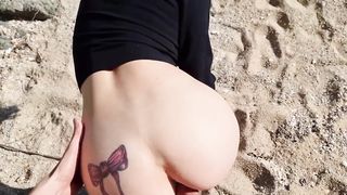 【69堂午夜视频】我们在公共海滩上被陌生人抓到做爱性交后入大屁股内射