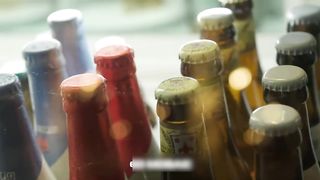 【69堂午夜视频】被客人阿伯摸胸一邊給店員插入！_3P無碼性愛！上部