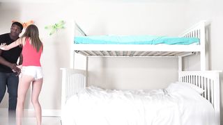 【69堂午夜视频】双层床内射体验邀请黑人大鸡巴采访她想感受一下父爱的厚重感