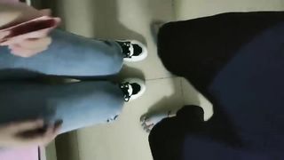 【69堂午夜视频】新来的白虎厂妹为了钱自甘堕落，到小伙宿舍迎接阵阵炮火