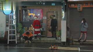 【69堂午夜视频】变态圣诞老人_上集_莫名其妙的圣诞老人要求先跟他做爱才能获得礼物