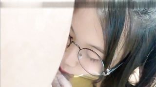 【69堂午夜视频】可爱纯欲眼镜学生妹，被男友当作小母狗无套暴力顶宫打桩操到哭