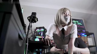 【69堂午夜视频】在玩游戏女友就忍不住勾引我内射