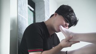 【69堂午夜视频】男朋友喜欢舔我的脚我就给他舔了内射