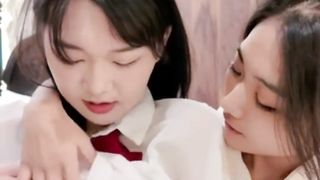 【69堂午夜视频】魏喬安嘿尼首部合體！女女學生性愛片百合指交口交