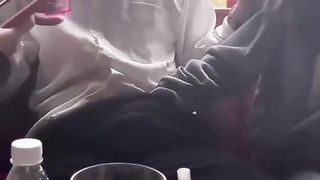 【69堂午夜视频】两小仙女在餐桌上抢着摸男人鸡巴_当众掏出鸡巴撸管_正所谓旱的旱死_涝的涝死