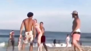 【69堂午夜视频】黑料吃瓜-老外在公共场合沙滩上做爱被多人唾弃用水洒向他们多位孩子们影响深远