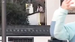 【69堂午夜视频】黑料吃瓜-全网疯求西湖断桥残雪旁边的青竹小情侣露台操逼事件男女追求刺激户外露出做爱被拍视频流出