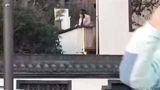 【69堂午夜视频】黑料吃瓜-全网疯求西湖断桥残雪旁边的青竹小情侣露台操逼事件男女追求刺激户外露出做爱被拍视频流出