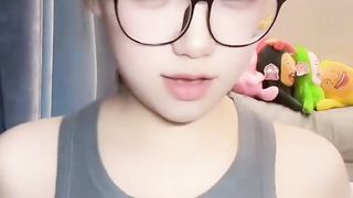 【69堂午夜视频】黑料吃瓜-抖音48万粉网红学中医的土狗早期大尺度直播资源流出捏奶头卖骚捞金被录屏