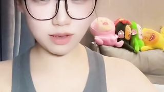 【69堂午夜视频】黑料吃瓜-抖音48万粉网红学中医的土狗早期大尺度直播资源流出捏奶头卖骚捞金被录屏