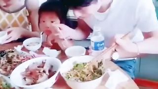 【69堂午夜视频】黑料吃瓜-警花张津瑜和现任老公家人们在一起吃饭当时沦为万人肉便器的她居然被老实人接盘了