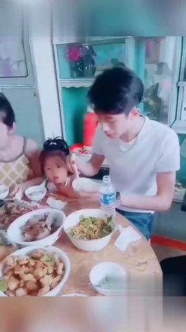 【69堂午夜视频】黑料吃瓜-警花张津瑜和现任老公家人们在一起吃饭当时沦为万人肉便器的她居然被老实人接盘了