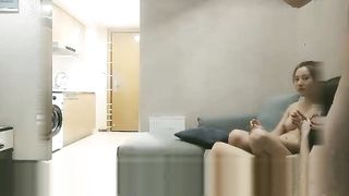 【69堂午夜视频】4P名场面，猛男大战3个妹子，坐沙发上一个个轮流来