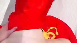 【69堂午夜视频】大神跨年夜让我姐穿上独特中式服装实现双洞齐插，水都喷我脸上来了