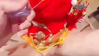 【69堂午夜视频】大神跨年夜让我姐穿上独特中式服装实现双洞齐插，水都喷我脸上来了