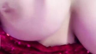 【69堂午夜视频】肉棒招待远道而来的模特儿朋友 捏着自己的奶头被疯狂抽送