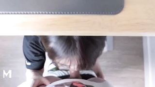 【69堂午夜视频】趁男友在开会在桌子下掏出大屌深喉舔棒