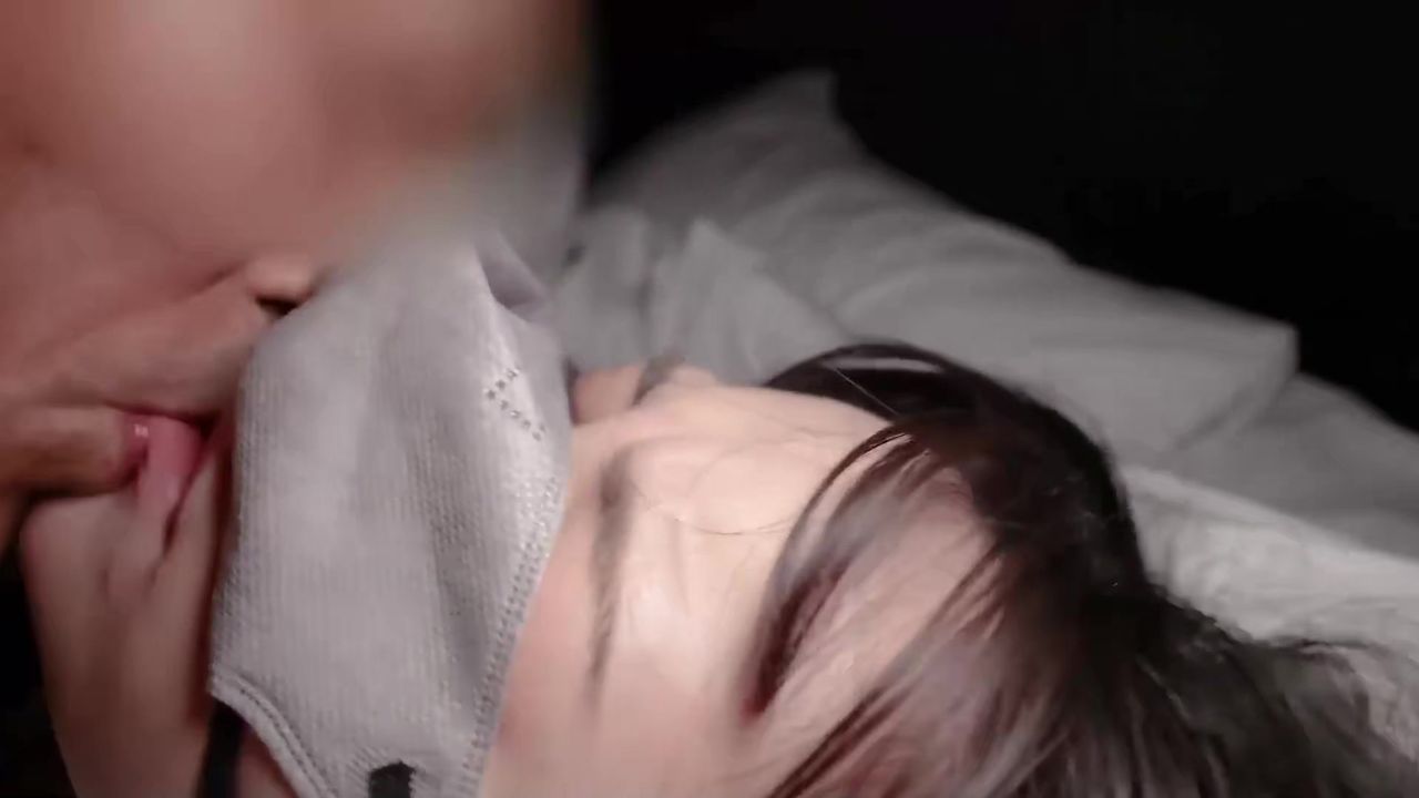 【69堂午夜视频】这贱货舔嘴的样子能让人操死 鸡巴硬得像要断 操她穴里紧得吸魂 淫水淌得像尿了一样