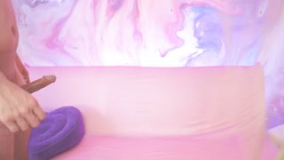 【69堂午夜视频】情趣口活围兜和粉嫩阴部让男友毫无抵抗直接提起屌上我