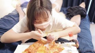 【69堂午夜视频】花季萝莉 Saku 一边吃披萨一边吃大鸡鸡