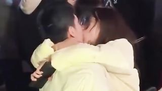 【69堂午夜视频】饥渴小情侣又出来作妖_在大庭广众下激情热吻毫不羞涩_难道所有人都是他们play的一环