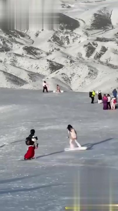 【69堂午夜视频】黑料吃瓜_冰雪中双马尾萝莉嫩妹骚舞脱衣，金主任务扭得嫩逼都露馋死人