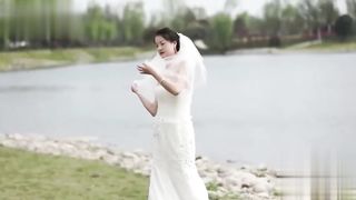 【69堂午夜视频】黑料吃瓜_我也要当摄影师_新娘外拍婚纱照只顾摆pos_两颗红红的樱桃被摄影师看光了_定要好好调教一番