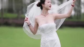 【69堂午夜视频】黑料吃瓜_我也要当摄影师_新娘外拍婚纱照只顾摆pos_两颗红红的樱桃被摄影师看光了_定要好好调教一番