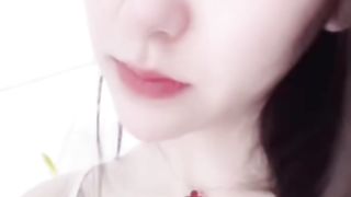 【69堂午夜视频】黑料吃瓜_抖音10W粉网红_77_日常号_直播时意外走光被录屏_引起直播间一群狼友的垂涎_网友称：这都是故意的