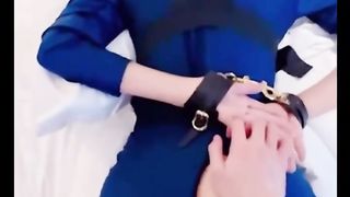 【69堂午夜视频】哄骗妹妹闺蜜出来逛街买衣服 商场里大庭广众下就扣逼接着带回酒店穿上制服调教