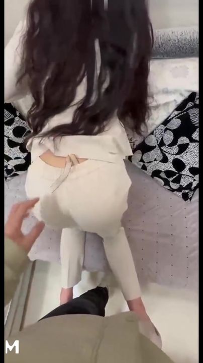 【69堂午夜视频】妇女节姐姐放假回来在全家福下把她绑起来操