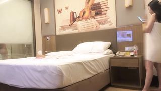 【69堂午夜视频】两个性感白衣妹子双飞啪啪，穿上黑丝口交后入骑坐轮着猛操