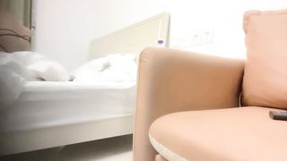 【69堂午夜视频】啤酒几杯下肚，推倒干，惊喜收获，是个白虎，操爽了