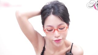 【69堂午夜视频】买了一些惊人的怪物假屌，与他和一个兔女郎三人行