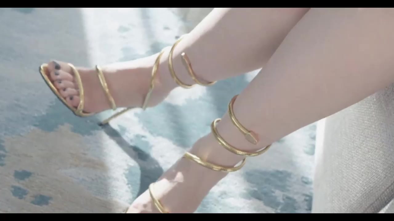 【69堂午夜视频】桥本香菜 裸足還是絲襪？全都要！打給我