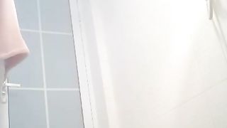 【69堂午夜视频】黑料吃瓜-谨防隔墙有眼猥琐房东偷拍合租丰满少妇洗澡的视频流出以上帝视角看少妇洗澡超有代入感的哦