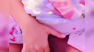 【69堂午夜视频】黑料吃瓜-马来西亚华裔大奶学生妹裸聊被曝光淫穴中的淫荡逼水已经铺满了整条内裤