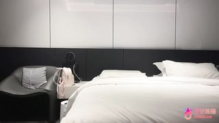 【69堂午夜视频】刚下班出来兼职的护士妹子，双腿纤细修长，抱起来一顿爆操，冲刺的时候能明显感觉到小穴抽搐伸缩