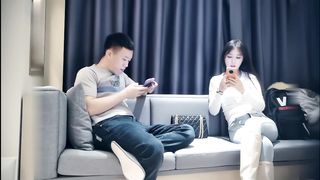 【69堂午夜视频】白嫩美女温柔可爱性格佳柔韧身板沙发展示一字马