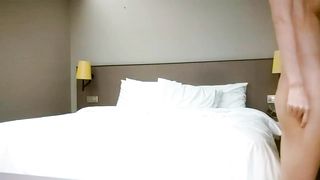 【69堂午夜视频】170CM细腰大长腿，翘起屁股随便玩，扛起美腿爆草，美女很配合