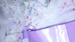 【69堂午夜视频】不小心走进汤屋员工休息室，看到穿着和服熟睡的服务生，居然有意外的展开