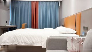 【69堂午夜视频】今天约了个19岁的小美女，笑容甜美皮肤白嫩光滑，身体敏感一会就出水了，干到后面套子拿了无套内射