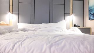 【69堂午夜视频】面容精致，气质好的牛仔裤小姐姐，女神般高颜